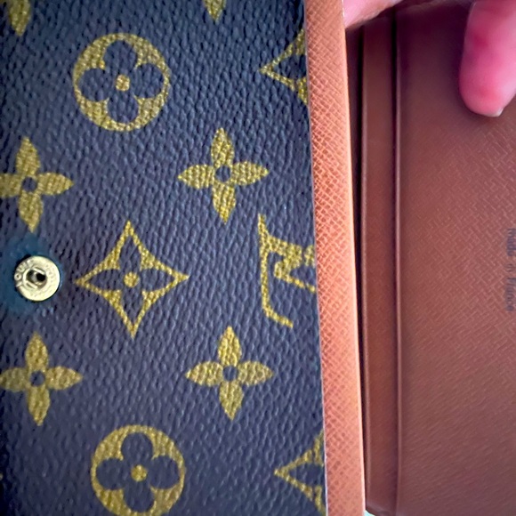 LUIS VUITTON
Compact Wallet - Picture 2 of 11